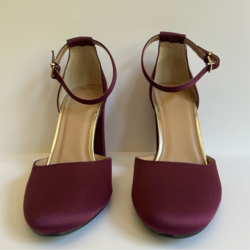 A New Day Plum Purple Block Heel Shoe Closed Round Toe Ankle Strap
Size 7